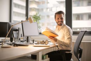 Hombre de negocios en su escritorio de oficina