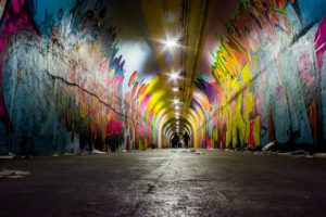 paredes de un túnel repletas de grafitis.